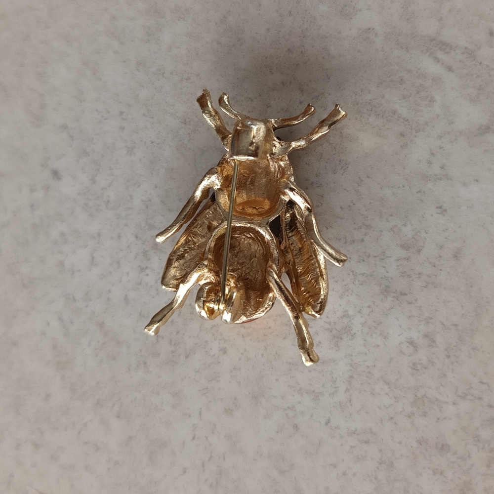 Gold and Black Bee Brooch - Picture 2 of 3
